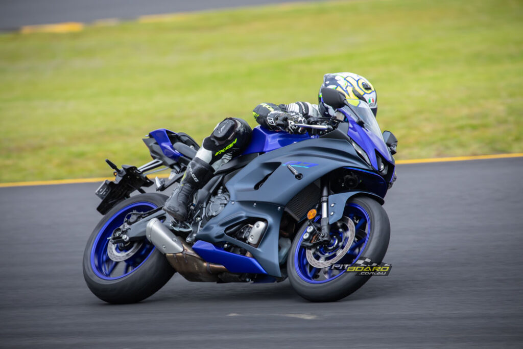 Yamaha really hit the mark with their tyre sizing. Making the Yamaha YZF-R7 look like a proper, full sized sportsbike instead of the usual skinny tyres seen on most LAMs approved bikes.