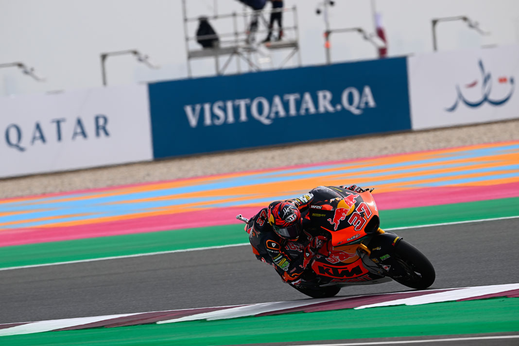 Augusto Fernandez (Red Bull KTM Ajo) ended the first day of 2022 Moto2™ at the top of the timesheets, setting a 1:59.112 as his best lap.