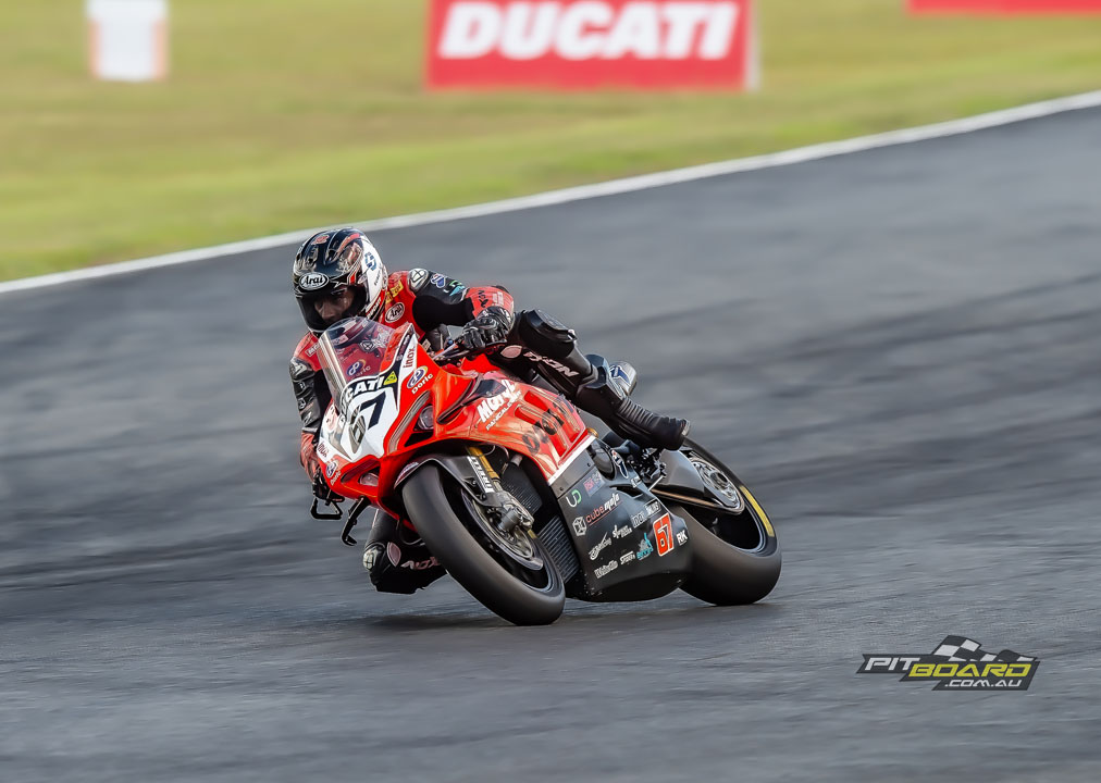 Bryan Staring (DesmoSport Ducati Panigale V4-R) got the early jump on Mike Jones (Yamaha Racing YZF-R1) to take the lead in Race 1.