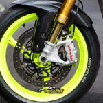 320mm Brembo floating front discs and four-piston Monoblock radial calipers.