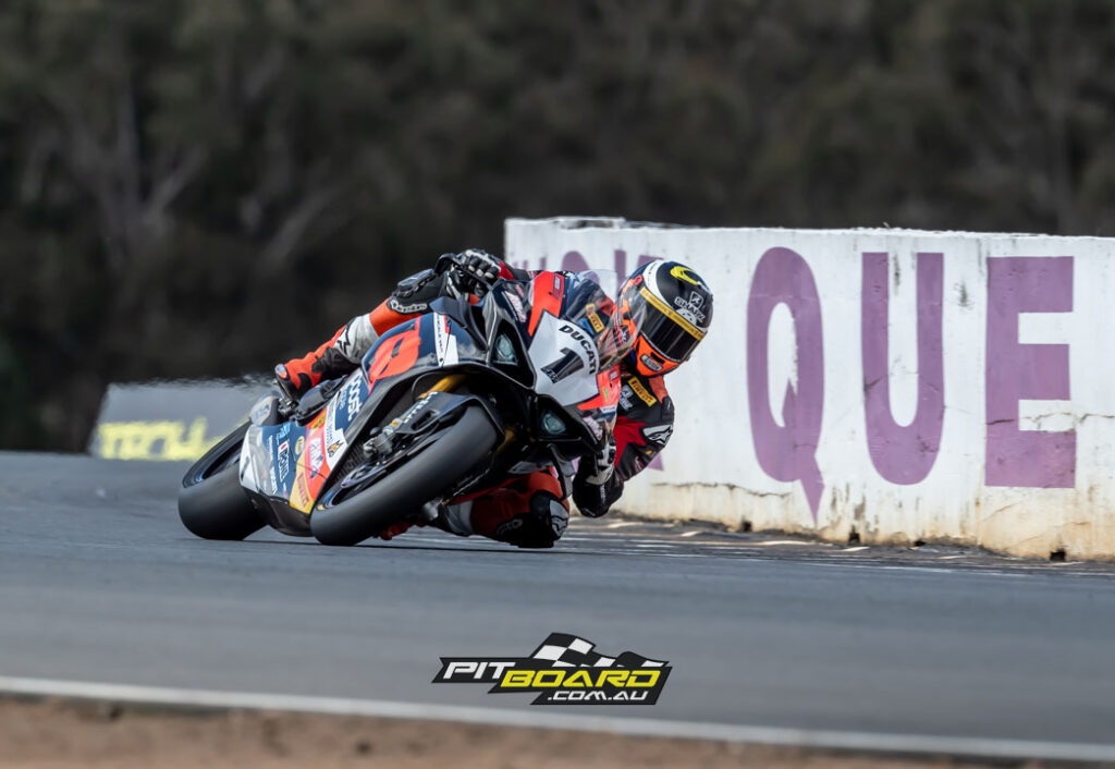 Wayne Maxwell has taken the maximum 51 points – two race victories plus the extra point for pole position- as he undertakes a desperate push to take his fourth championship.