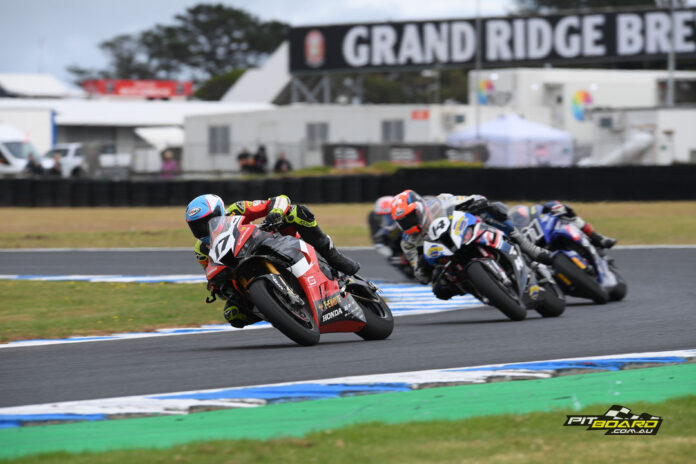 The championship is still delicately poised, with Herfoss 14pts (262 to 248) in front of Waters, followed by Jones (202), three-time champion Allerton (196) and Cru Halliday (Yamaha Racing YZF-R1M, 177).